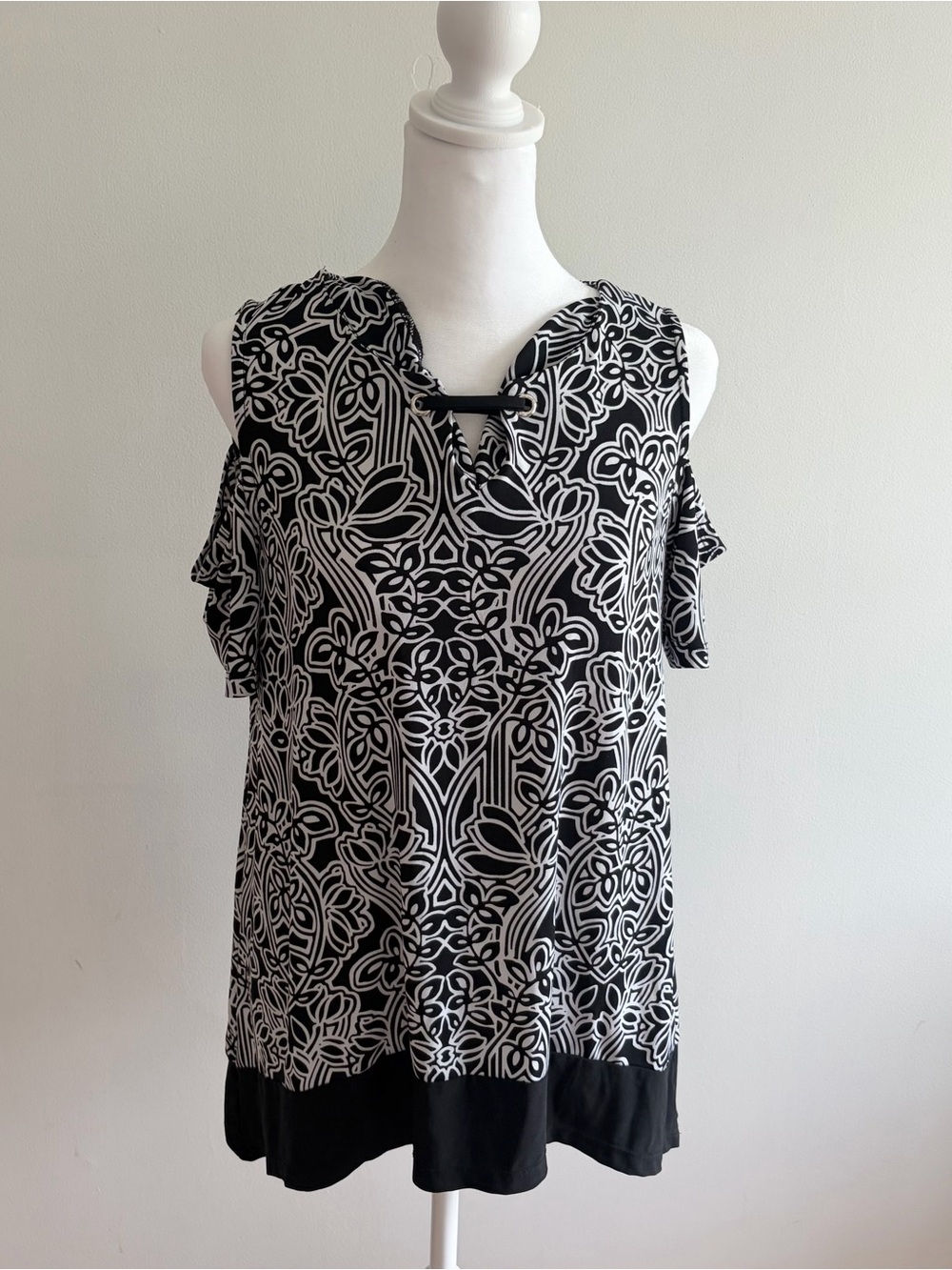 Rafaella Black & White Patterned Cold-Shoulder Women's Top